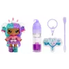 MGA Entertainment Yummiland paslaptingas lūpų blizgesio lėlė – Carly Cakepop