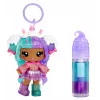 MGA Entertainment Yummiland paslaptingas lūpų blizgesio lėlė – Carly Cakepop