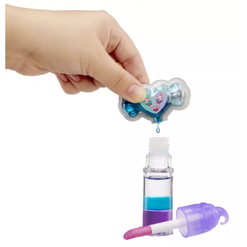 MGA Entertainment Yummiland paslaptingas lūpų blizgesio lėlė – Carly Cakepop