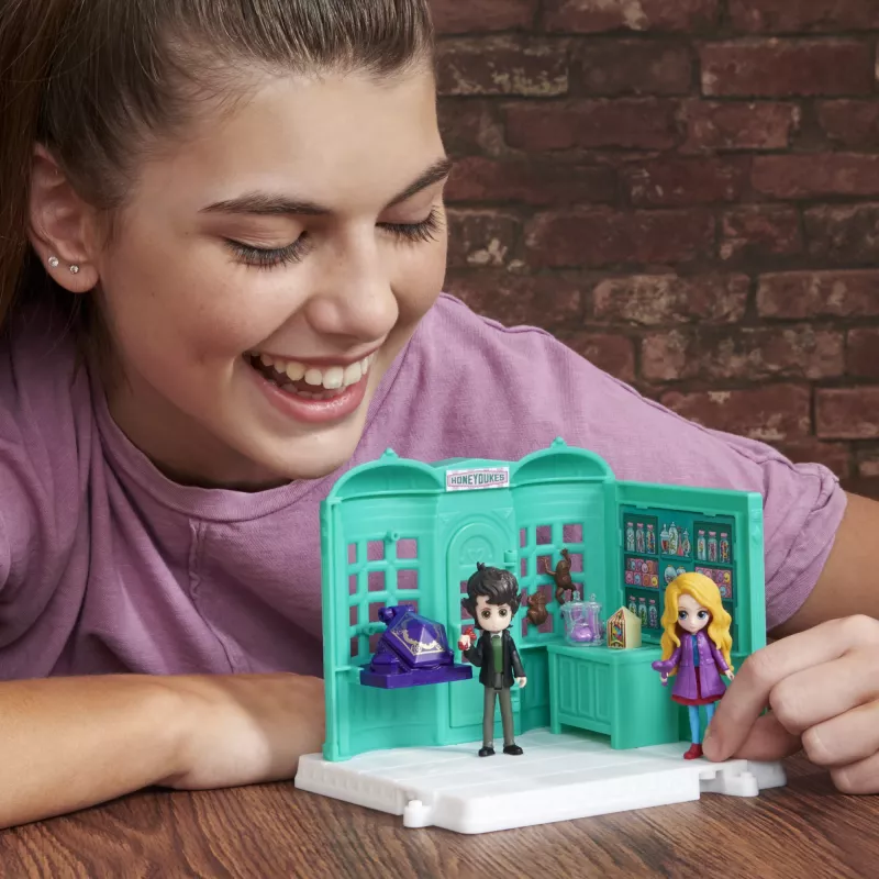 Harry Potter Magical Minis Honeydukes Saldainių Parduotuvė su 2 Išskirtinėmis Figūrėlėmis ir 5 Priedais, Žaislai Vaikams nuo 6 Metų
