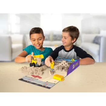 Kinetic Sand Dig N' Demolish rinkinys su 1 kg žaidimo smėlio ir žaisliniu sunkvežimiu, sensorinis žaislas vaikams nuo 5 metų