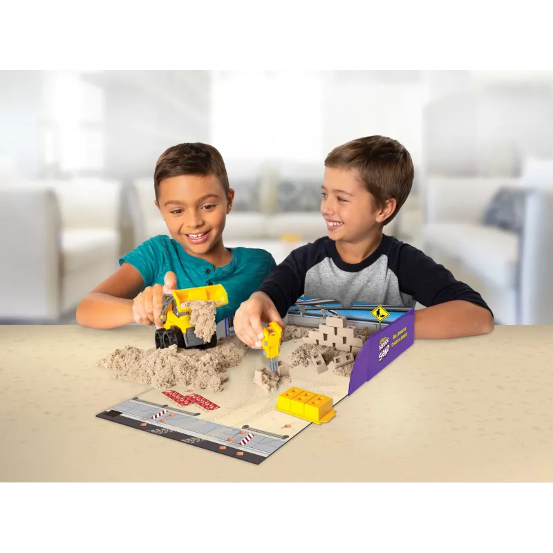 Kinetic Sand Dig N' Demolish rinkinys su 1 kg žaidimo smėlio ir žaisliniu sunkvežimiu, sensorinis žaislas vaikams nuo 5 metų