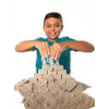 Kinetic Sand Dig N' Demolish rinkinys su 1 kg žaidimo smėlio ir žaisliniu sunkvežimiu, sensorinis žaislas vaikams nuo 5 metų