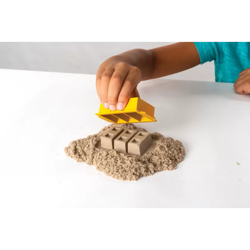 Kinetic Sand Dig N' Demolish rinkinys su 1 kg žaidimo smėlio ir žaisliniu sunkvežimiu, sensorinis žaislas vaikams nuo 5 metų