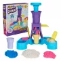Kinetic Sand Soft Serve Stotis – 14 uncijų lipniojo smėlio (3 spalvos), 2 ledų kūgiai ir 2 įrankiai