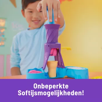 Kinetic Sand Soft Serve Stotis – 14 uncijų lipniojo smėlio (3 spalvos), 2 ledų kūgiai ir 2 įrankiai
