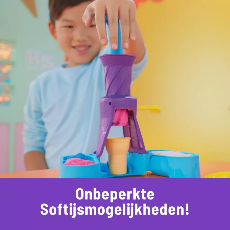 Kinetic Sand Soft Serve Stotis – 14 uncijų lipniojo smėlio (3 spalvos), 2 ledų kūgiai ir 2 įrankiai