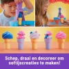 Kinetic Sand Soft Serve Stotis – 14 uncijų lipniojo smėlio (3 spalvos), 2 ledų kūgiai ir 2 įrankiai
