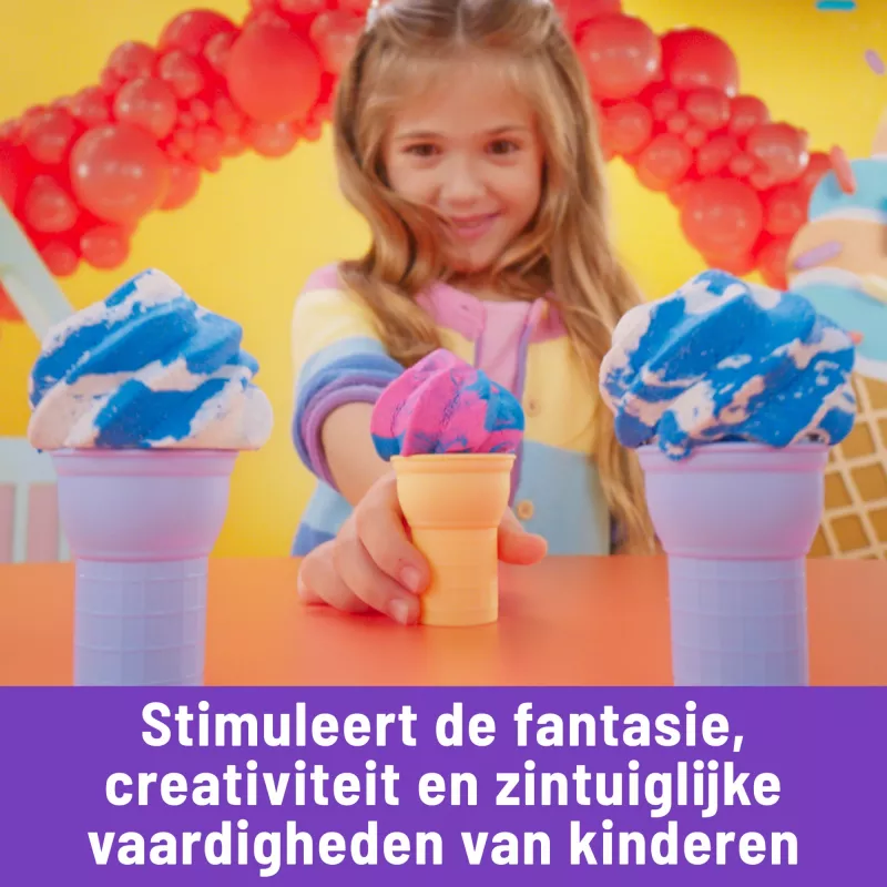 Kinetic Sand Soft Serve Stotis – 14 uncijų lipniojo smėlio (3 spalvos), 2 ledų kūgiai ir 2 įrankiai