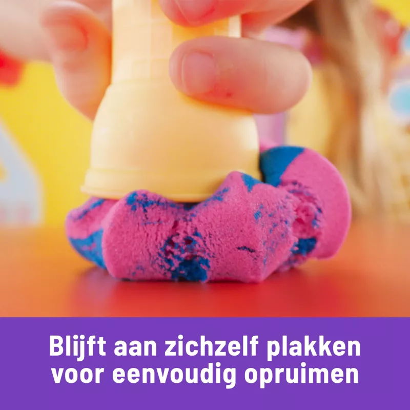 Kinetic Sand Soft Serve Stotis – 14 uncijų lipniojo smėlio (3 spalvos), 2 ledų kūgiai ir 2 įrankiai