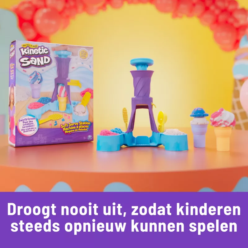 Kinetic Sand Soft Serve Stotis – 14 uncijų lipniojo smėlio (3 spalvos), 2 ledų kūgiai ir 2 įrankiai