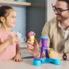 Kinetic Sand Soft Serve Stotis – 14 uncijų lipniojo smėlio (3 spalvos), 2 ledų kūgiai ir 2 įrankiai