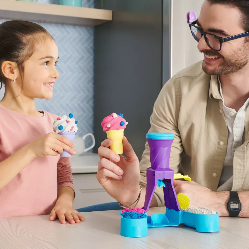 Kinetic Sand Soft Serve Stotis – 14 uncijų lipniojo smėlio (3 spalvos), 2 ledų kūgiai ir 2 įrankiai