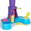 Kinetic Sand Soft Serve Stotis – 14 uncijų lipniojo smėlio (3 spalvos), 2 ledų kūgiai ir 2 įrankiai