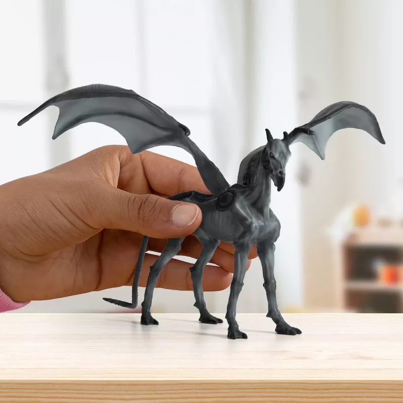 Schleich Thestral – tamsusis skeletas arklys su šikšnosparnio sparnais