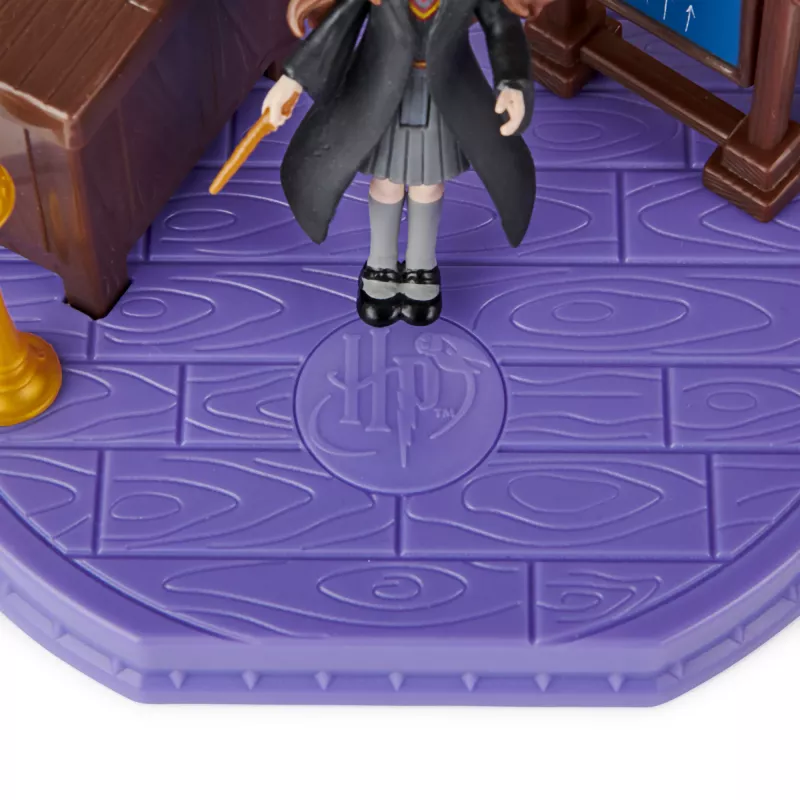 Žaislų rinkinys Harry Potter Magical Minis Charms Classroom su išskirtine Hermionos Granger figūrėle ir aksesuarais