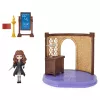 Žaislų rinkinys Harry Potter Magical Minis Charms Classroom su išskirtine Hermionos Granger figūrėle ir aksesuarais