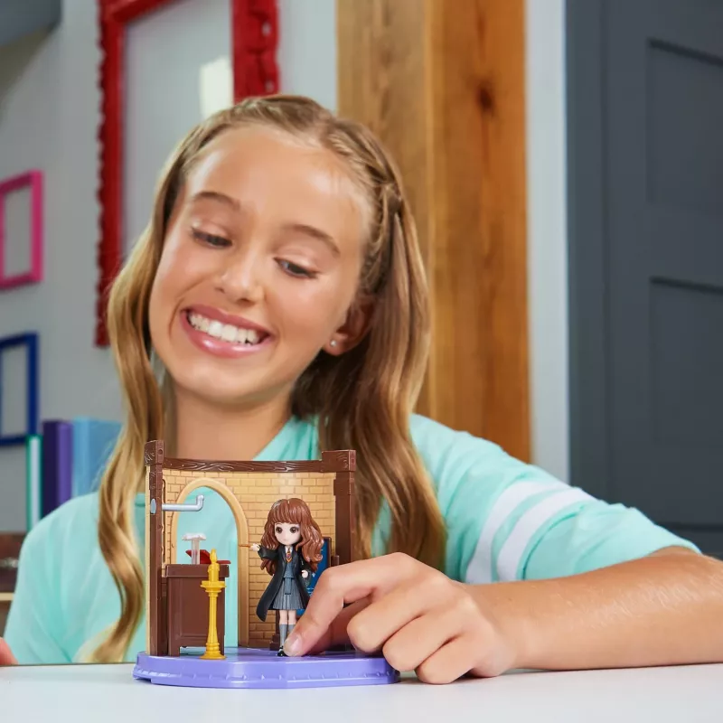 Žaislų rinkinys Harry Potter Magical Minis Charms Classroom su išskirtine Hermionos Granger figūrėle ir aksesuarais