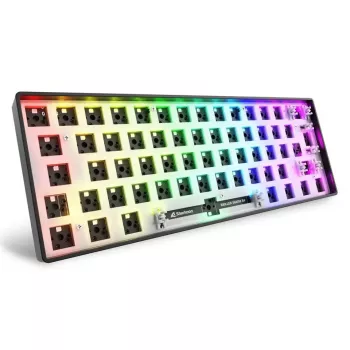 Mechaninė kompaktiška 60% klaviatūra Sharkoon SKILLER SGK50 S4 – laidinė USB, QWERTY vokiškas išdėstymas, RGB apšvietimas, 1,5 m laidas, juoda
