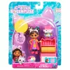 Gabby's Dollhouse meno studijos rinkinys su 2 figūrėlėmis, 2 aksesuarais, pristatymo dėžute ir baldais, žaislai vaikams nuo 3 metų