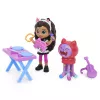 Gabby's Dollhouse meno studijos rinkinys su 2 figūrėlėmis, 2 aksesuarais, pristatymo dėžute ir baldais, žaislai vaikams nuo 3 metų
