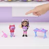 Gabby's Dollhouse meno studijos rinkinys su 2 figūrėlėmis, 2 aksesuarais, pristatymo dėžute ir baldais, žaislai vaikams nuo 3 metų