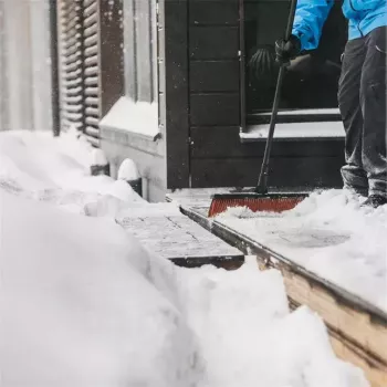 Šluota vidaus patalpoms Fiskars 1025926, minkšti/kieti šereliai, aliuminis, juoda