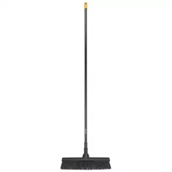 Šluota vidaus patalpoms Fiskars 1025926, minkšti/kieti šereliai, aliuminis, juoda