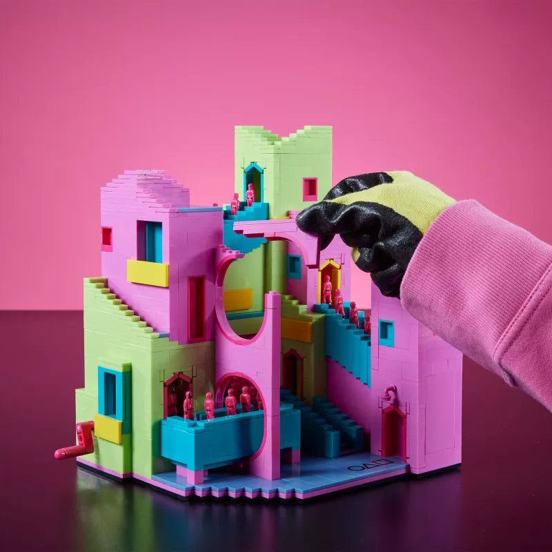 Mattel MEGA Squid Game laiptų statybos rinkinys su figūrėle (1707 dalių) kolekcininkams