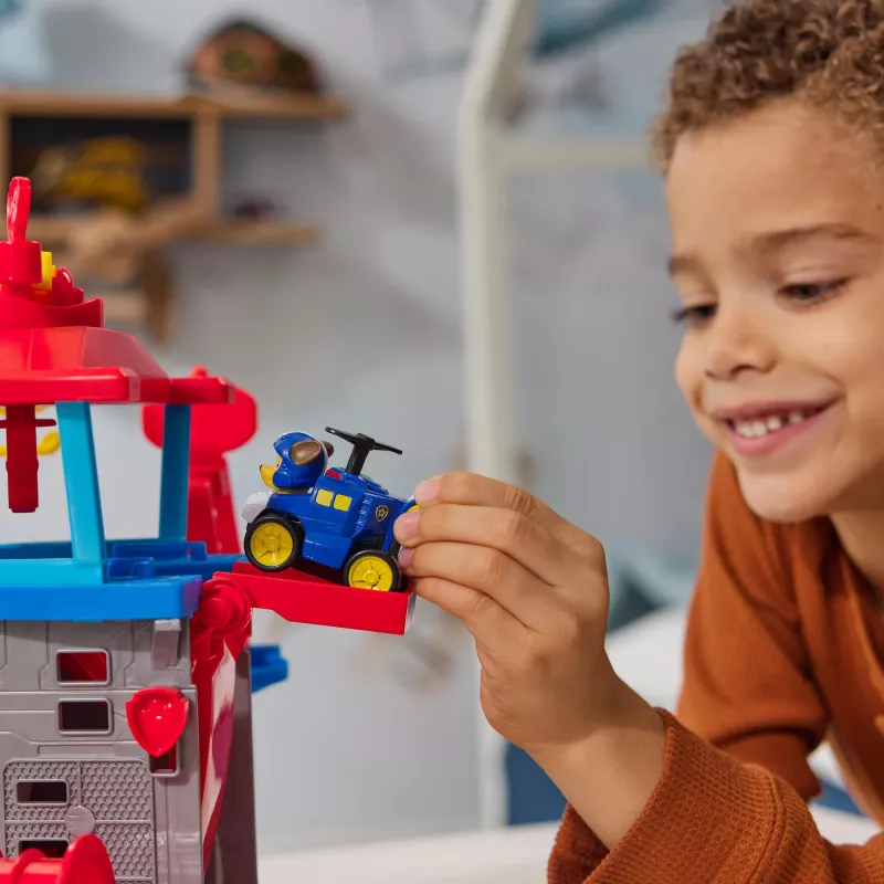 PAW Patrol : Oro gelbėjimo, Pup Squad Adventure Bay oro uosto žaidimų rinkinys su Chase žaisliniu automobiliu ir transporto priemonių paleidimo įrenginiu, vaikų žaislai berniukams ir mergaitėms nuo 3 metų