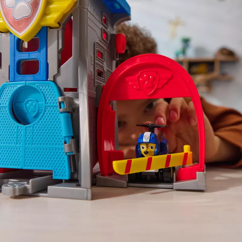 PAW Patrol : Oro gelbėjimo, Pup Squad Adventure Bay oro uosto žaidimų rinkinys su Chase žaisliniu automobiliu ir transporto priemonių paleidimo įrenginiu, vaikų žaislai berniukams ir mergaitėms nuo 3 metų