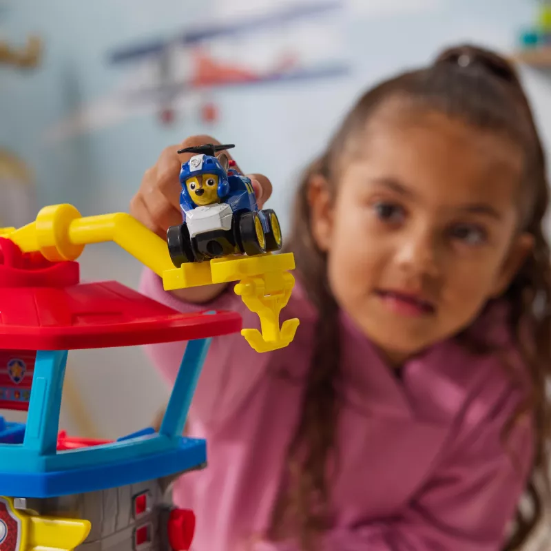 PAW Patrol : Oro gelbėjimo, Pup Squad Adventure Bay oro uosto žaidimų rinkinys su Chase žaisliniu automobiliu ir transporto priemonių paleidimo įrenginiu, vaikų žaislai berniukams ir mergaitėms nuo 3 metų