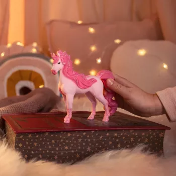 schleich Cassiopeia Unicorn Mare – rožinė vienaragė kumelė su žvaigždžių tatuiruote