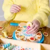 Melissa & Doug gimtadienio tortas – medinė žaidimų pica su keičiamais papuošimais ir 7 žvakėmis