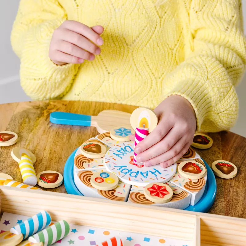 Melissa & Doug gimtadienio tortas – medinė žaidimų pica su keičiamais papuošimais ir 7 žvakėmis