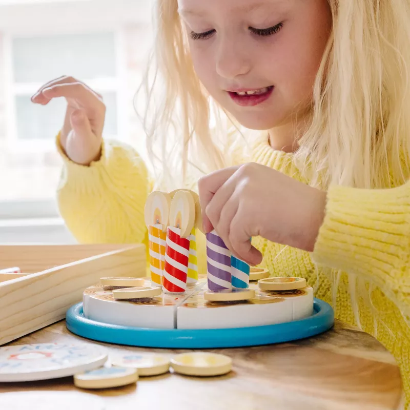 Melissa & Doug gimtadienio tortas – medinė žaidimų pica su keičiamais papuošimais ir 7 žvakėmis