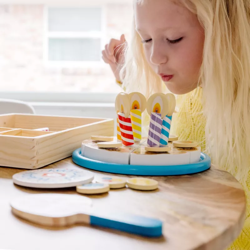 Melissa & Doug gimtadienio tortas – medinė žaidimų pica su keičiamais papuošimais ir 7 žvakėmis