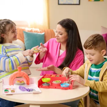 Kinetic Sand SquishPizza kylantis picos orkaitės žaidimų rinkinys, kūrybinė Velykų dovana, 1 svaras formuojamo smėlio ir 5 įrankiai