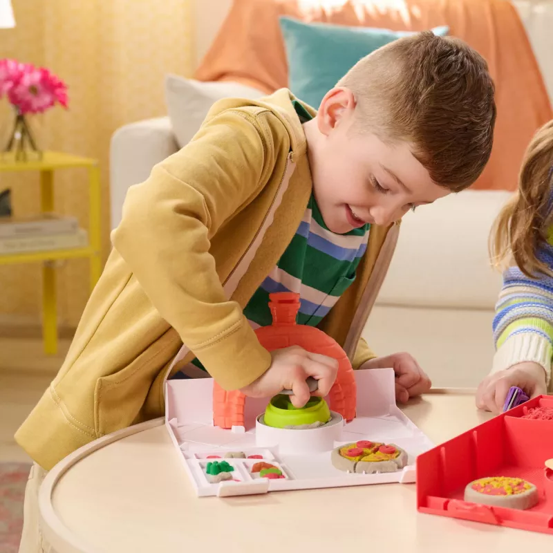 Kinetic Sand SquishPizza kylantis picos orkaitės žaidimų rinkinys, kūrybinė Velykų dovana, 1 svaras formuojamo smėlio ir 5 įrankiai