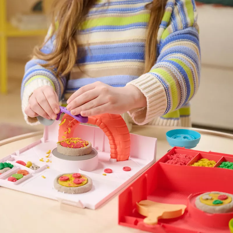 Kinetic Sand SquishPizza kylantis picos orkaitės žaidimų rinkinys, kūrybinė Velykų dovana, 1 svaras formuojamo smėlio ir 5 įrankiai