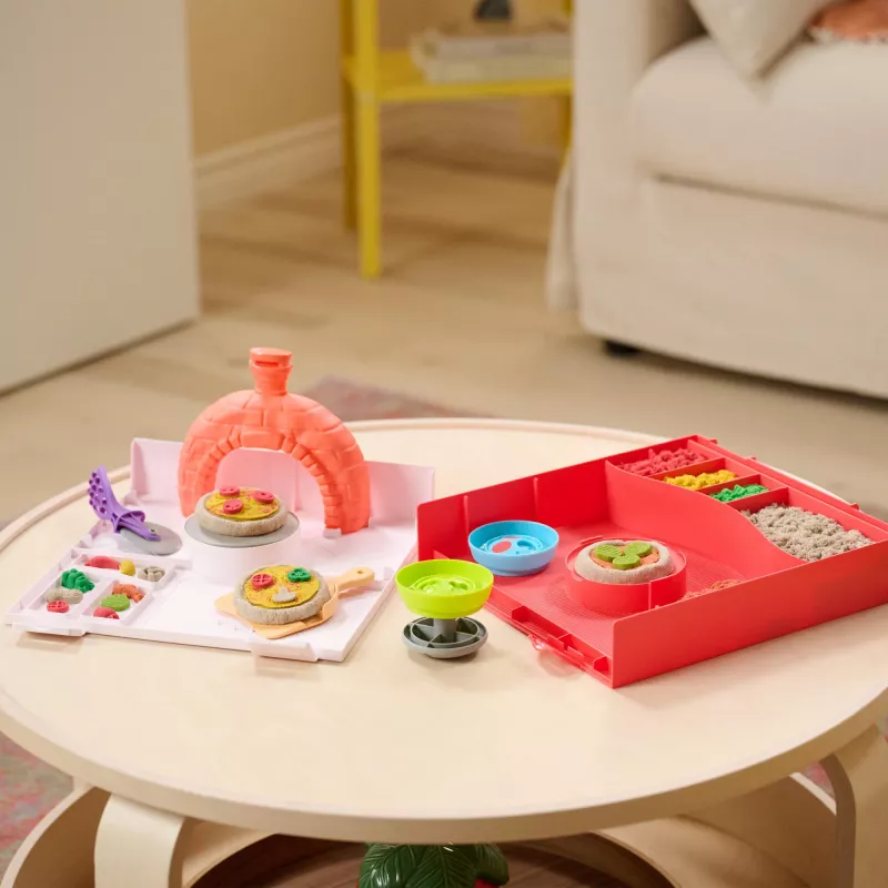 Kinetic Sand SquishPizza kylantis picos orkaitės žaidimų rinkinys, kūrybinė Velykų dovana, 1 svaras formuojamo smėlio ir 5 įrankiai