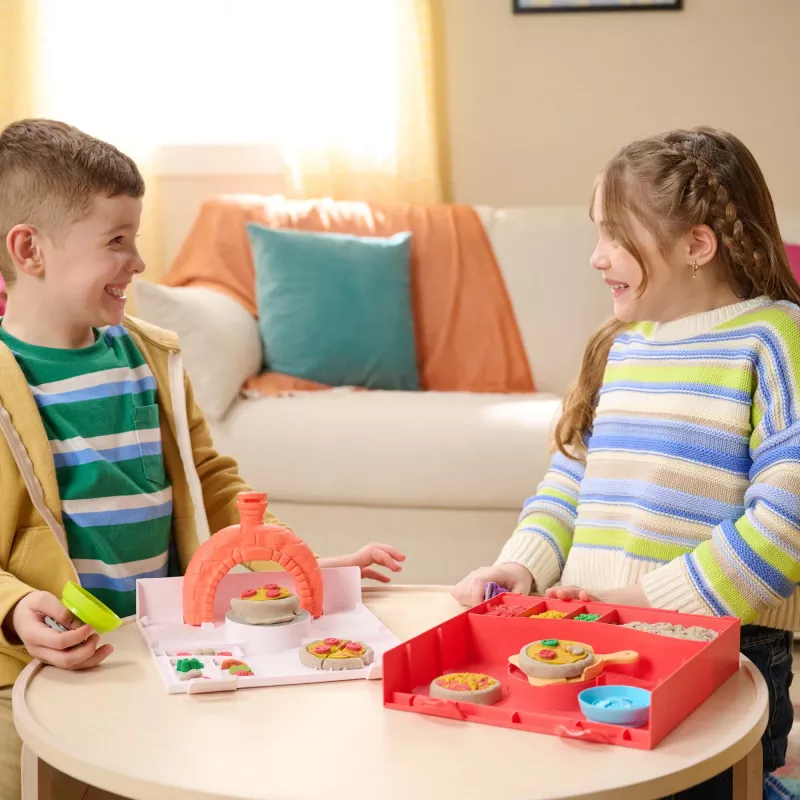 Kinetic Sand SquishPizza kylantis picos orkaitės žaidimų rinkinys, kūrybinė Velykų dovana, 1 svaras formuojamo smėlio ir 5 įrankiai