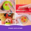 Kinetic Sand SquishPizza kylantis picos orkaitės žaidimų rinkinys, kūrybinė Velykų dovana, 1 svaras formuojamo smėlio ir 5 įrankiai