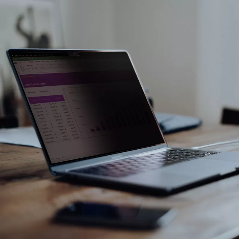 „StarTech.com“ privatumo ekrano apsauga, skirta 13 colių „MacBook Air M2/M3“, nuimama ir reversinė, antirefleksinė, magnetinė, su 51 % mėlynos šviesos mažinimu