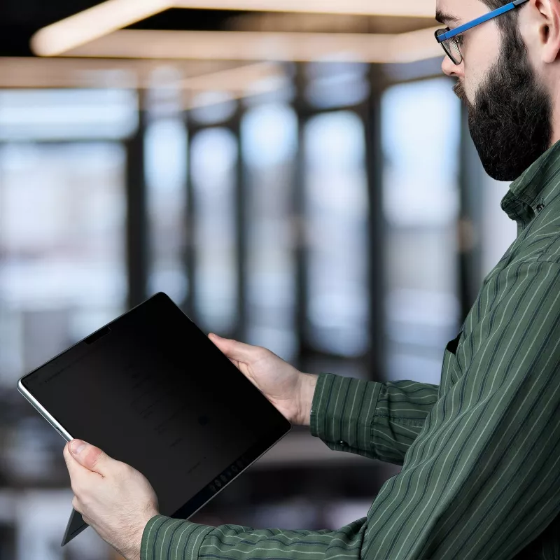 StarTech.com 4 krypčių privatumo ekrano apsauga, skirta 13 colių Surface Pro 8/9/X nešiojamam kompiuteriui, portreto / kraštovaizdžio režimai, liečiama, +/- 30° žiūrėjimo kampas, blokuoja iki 51 % mėlynos šviesos, anti-glare