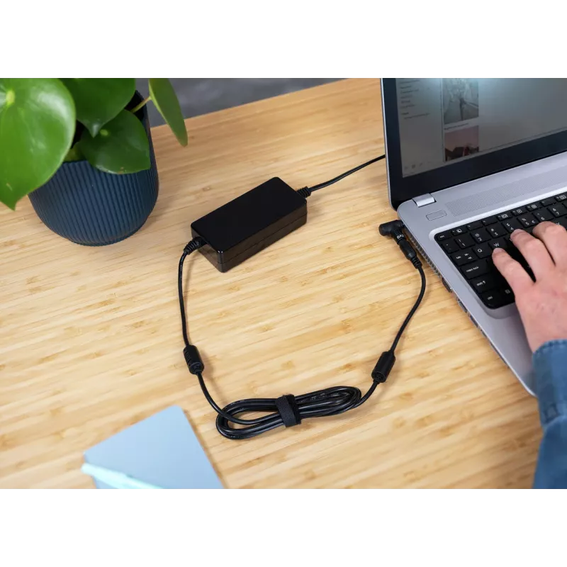 Trust Primo universalus nešiojamojo kompiuterio maitinimo adapteris 70 W, juodas