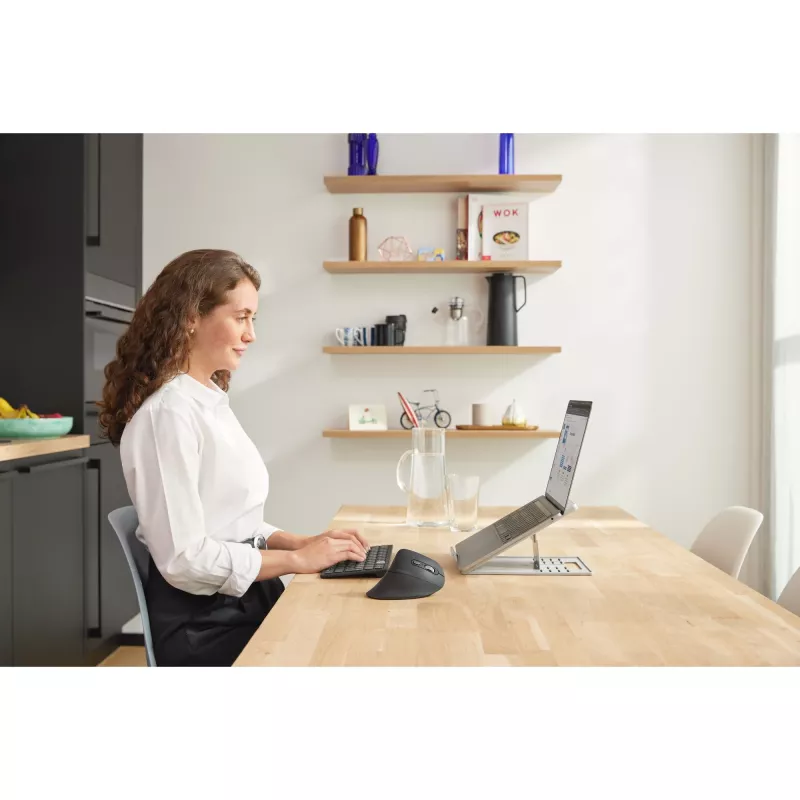 Kensington SmartFit Easy Riser Go reguliuojamas ergonomiškas nešiojamojo kompiuterio stovas su aušinimu, tinka iki 17 colių
