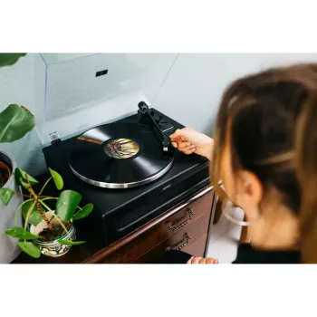 Pavarų diržu varomas vinilinis grotuvas Lenco LS-430BK juodas 40W Bluetooth