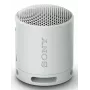 Sony SRS-XB100 – belaidis Bluetooth garsiakalbis, nešiojamas, atsparus vandeniui ir dulkėms IP67, 16 val. baterija, ekologiškas, lauko ir kelionėms, šviesiai pilkas