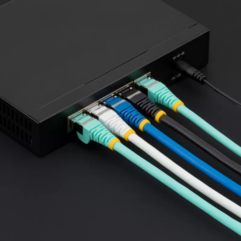 StarTech.com 50 cm CAT6a Ethernet kabelis - Aqua - Mažai dūmų, nulio halogeno (LSZH) - 10GbE 500MHz 100W PoE++ Su apsauga nuo užkabinimo RJ-45 su įtempimo mažinimo gaubtais S/FTP tinklo jungiamasis laidas